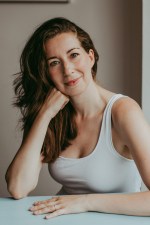 Dana Czapnik Author Photo Uncropped - by Sylvie Rosokoff - Dana Czapnik